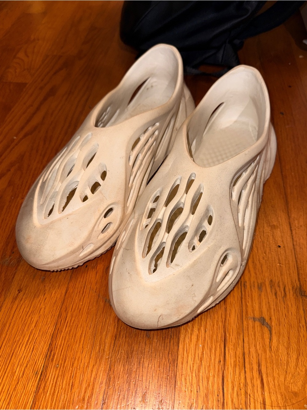 Yeezy Slide-Style Foam Clog in Off-White/Cream